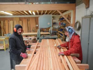 Fabrication d'un treillis de yourte lors d'un stage d'auto-construction de yourte.