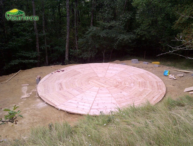 Plancher monté d'une yourte contemporaine