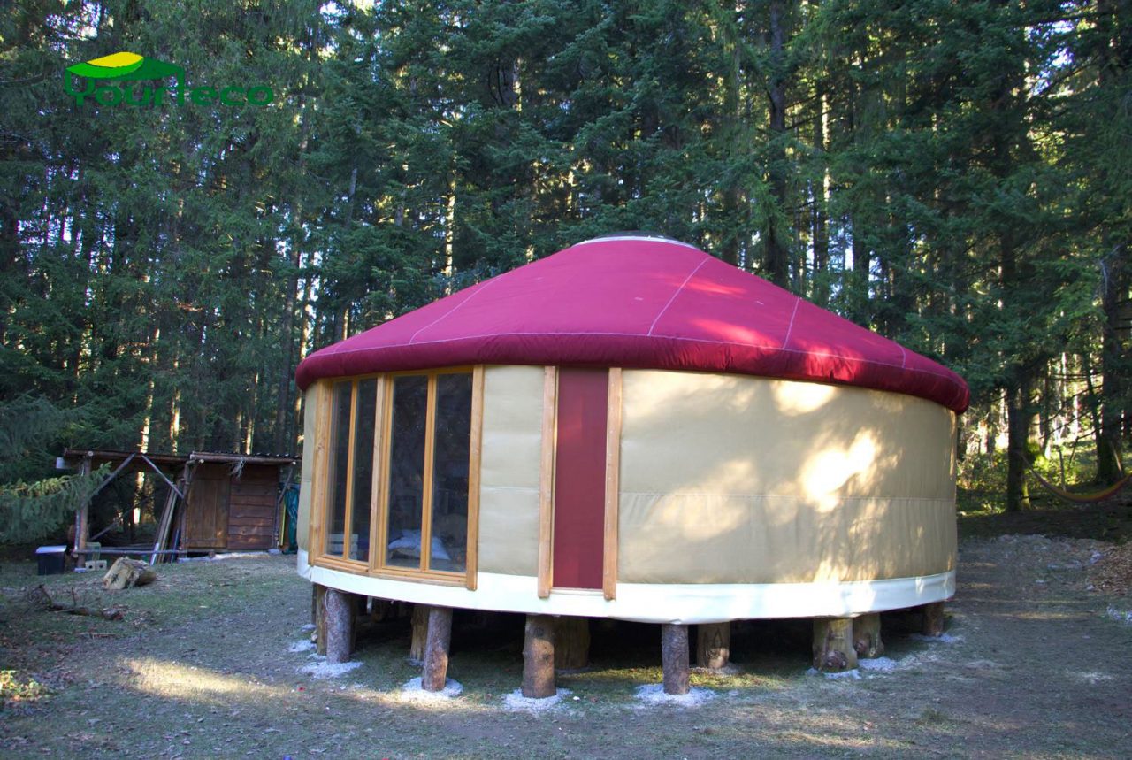 yourte dans la forêt.