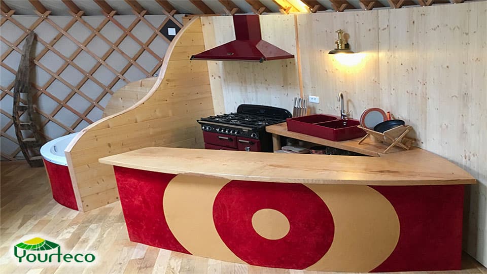 Intérieur cuisine aménagée yourte contemporaine Yourteco
