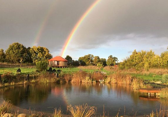 yourte-contemporaine-arc-en-ciel-par-yourteco-landscape