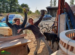 chantier participatif le ponçage dans la bonne humeur