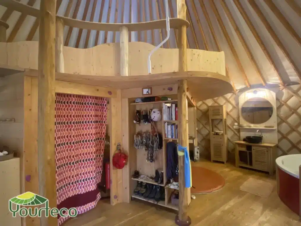 Mezzanine en bois dans une chambre à l'intérieur d'une yourte