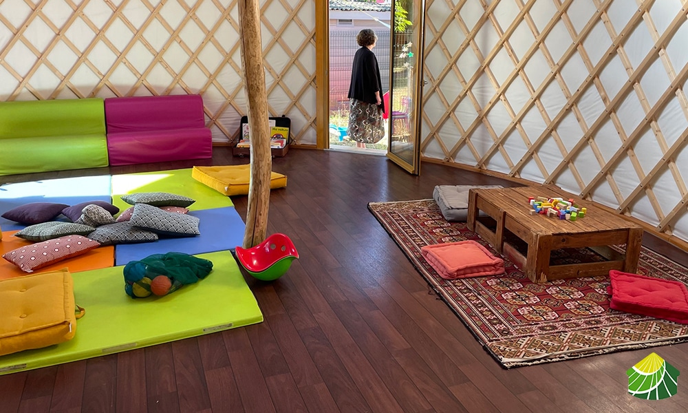 Dunkler holzboden für moderne jurte Yourteco