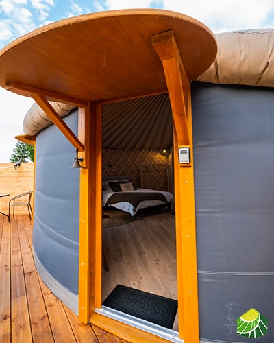 Holztür der jurte Yourteco