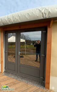 2 portes de 140 cm de passage dans cette yourte ERP installé par Yourteco .