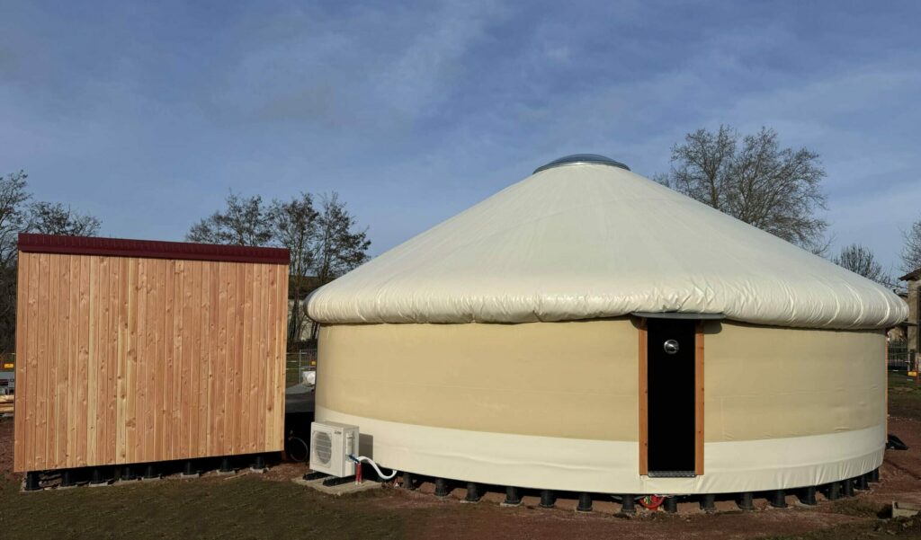 Chauffage au norme pour l'accueil du public grâce à cette pompe à chaleur dans la yourte ERP .