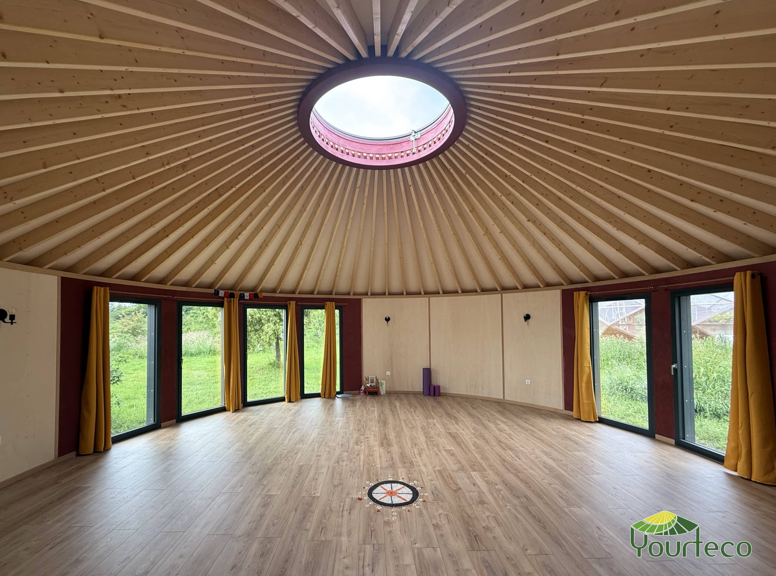 Intérieur de yourte à ossature bois ou YOB