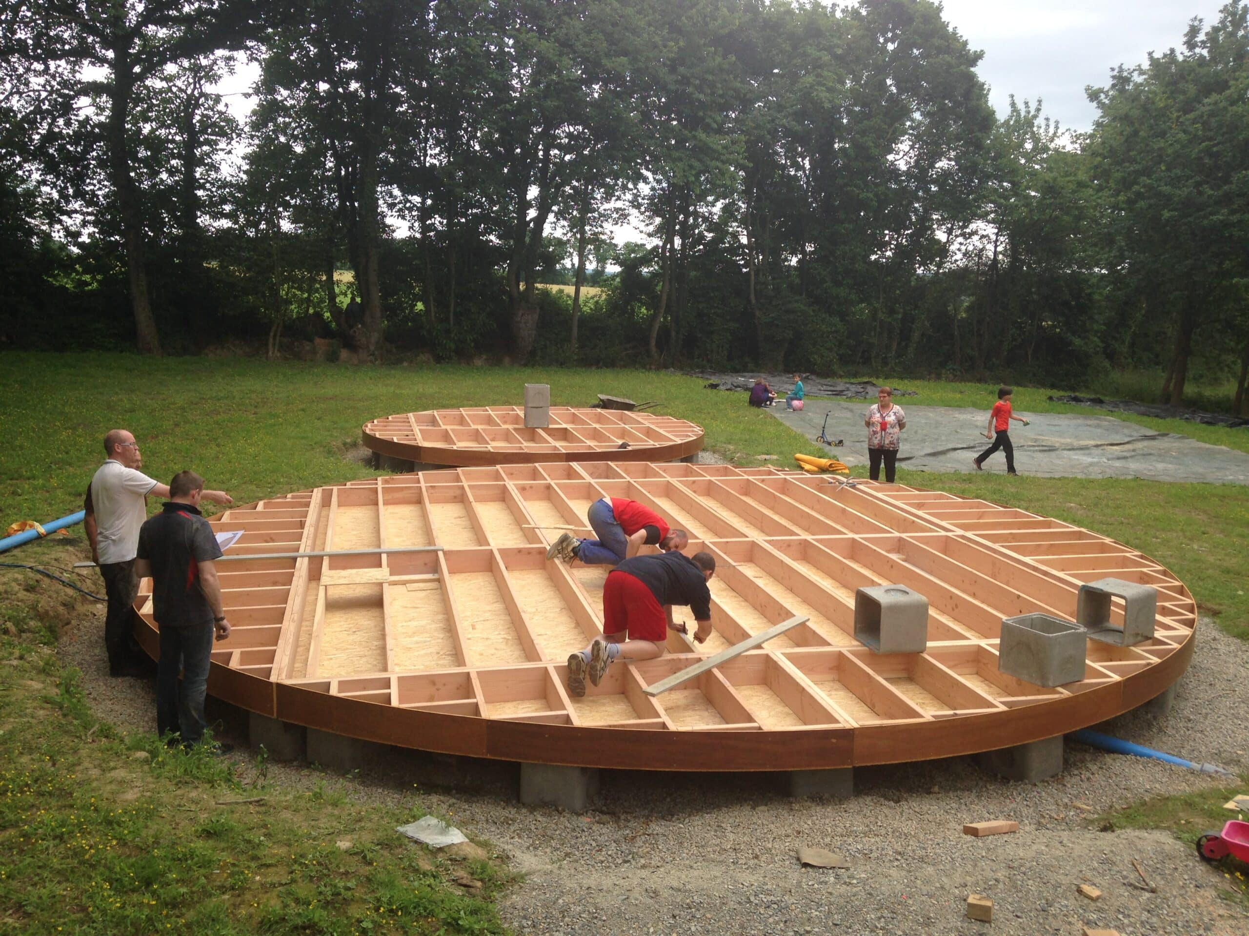 Assemblage collectif du plancher circulaire d’une yourte