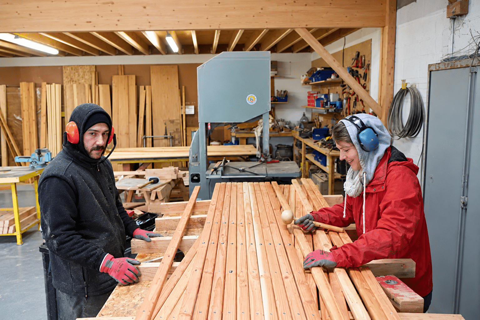 Assemblage du treillis en bois d’une yourte en atelier
